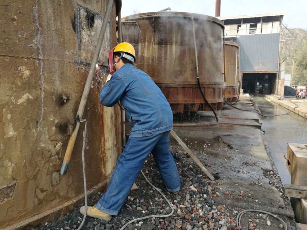 明珠電冶利用外界停電時間對內(nèi)部設(shè)備進(jìn)行檢修