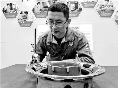 手工研磨精度1微米！空軍某航修廠高級技師姜振龍在蟬翼上“繡花”